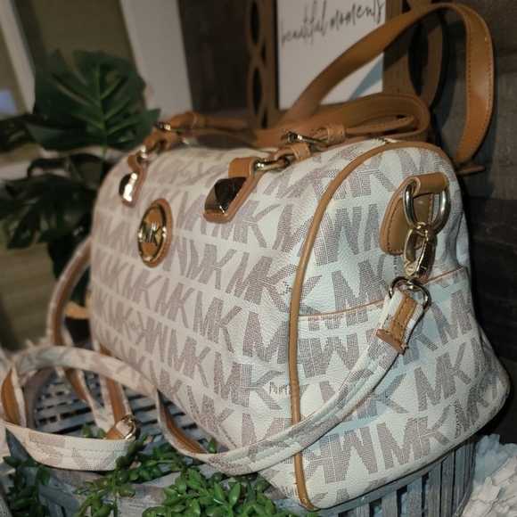 Large Mik Young Purse in excellent condition - Picture 3 of 4